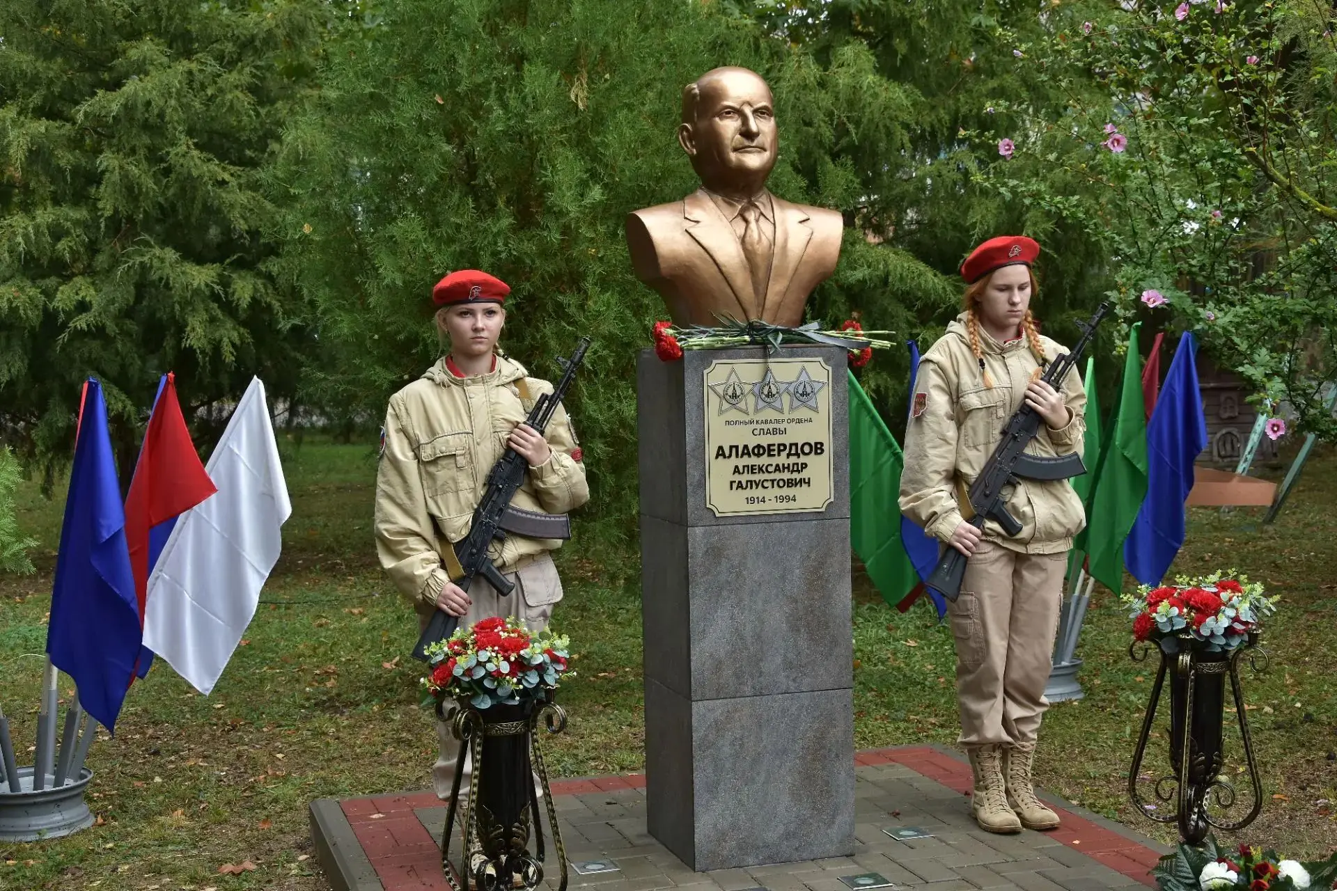 🙏🏻 В Славянском районе открыли бюст учителю и кавалеру трёх орденов Славы.