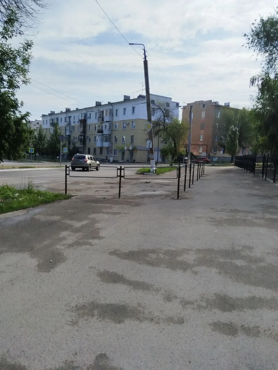У ДЮЦ на Чернышевского установили ограждение, чтобы водители больше не заезжали на тротуар.

Иногда 