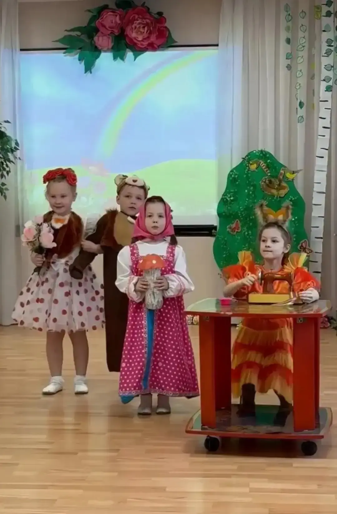Лесные сказки ожили на сцене 🌿  🪆В дошкольном корпусе «Искорка» прошел яркий и добрый спектакль «Лес