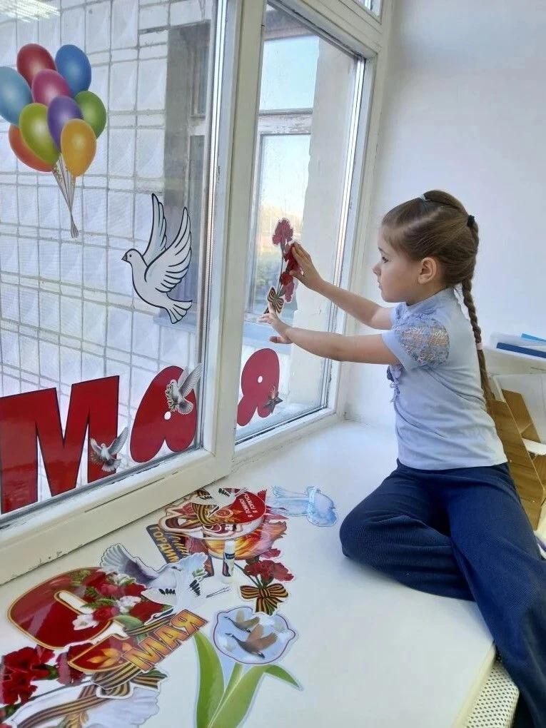 🇷🇺Окна наших школ и детских садов в Колпашевском районе сегодня говорят о главном — о...