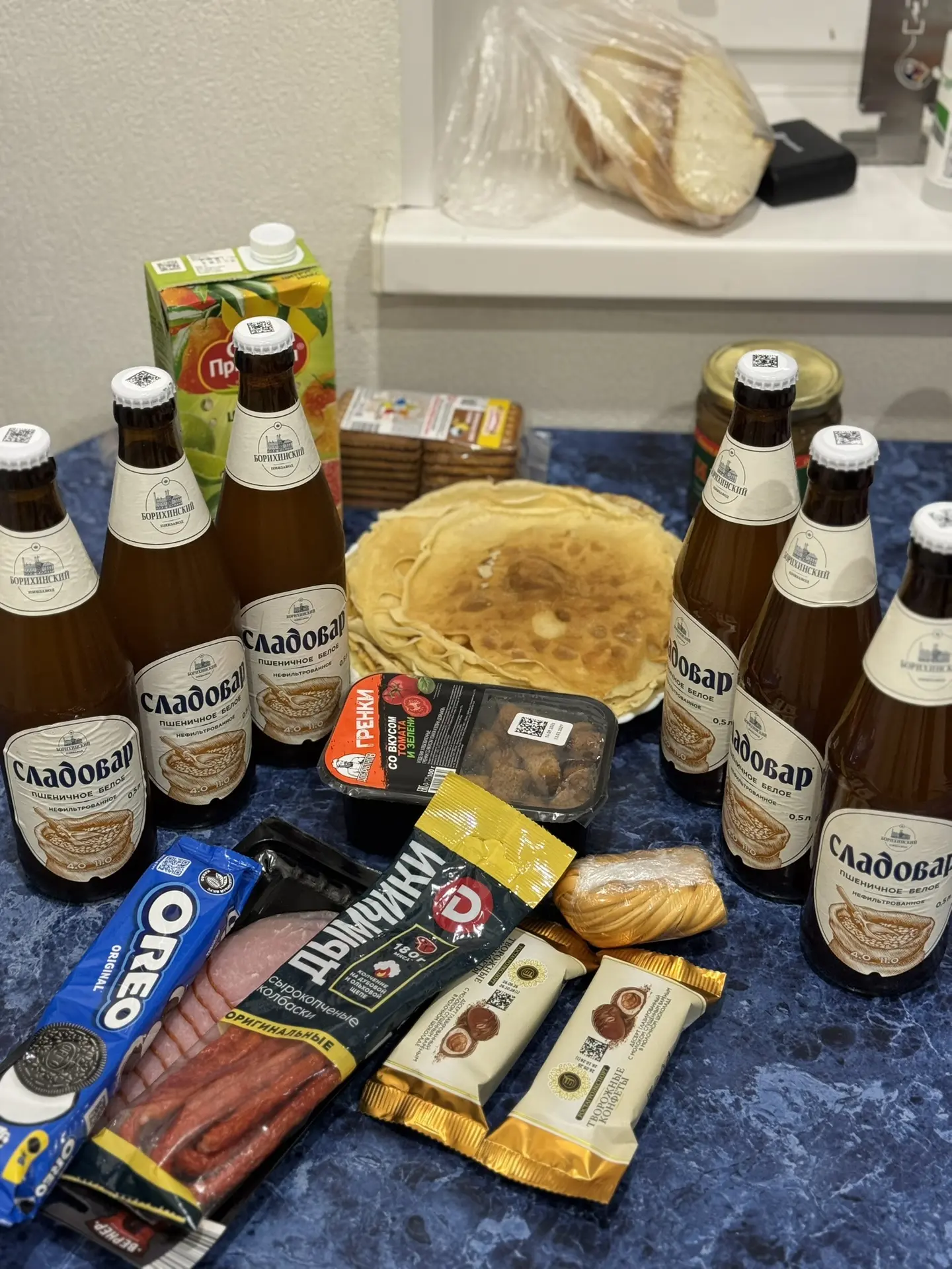 Интересное застолье конечно у нас тут🤪 Пиво и блинчики 😂 Мои курочки наконец-то в сбо...