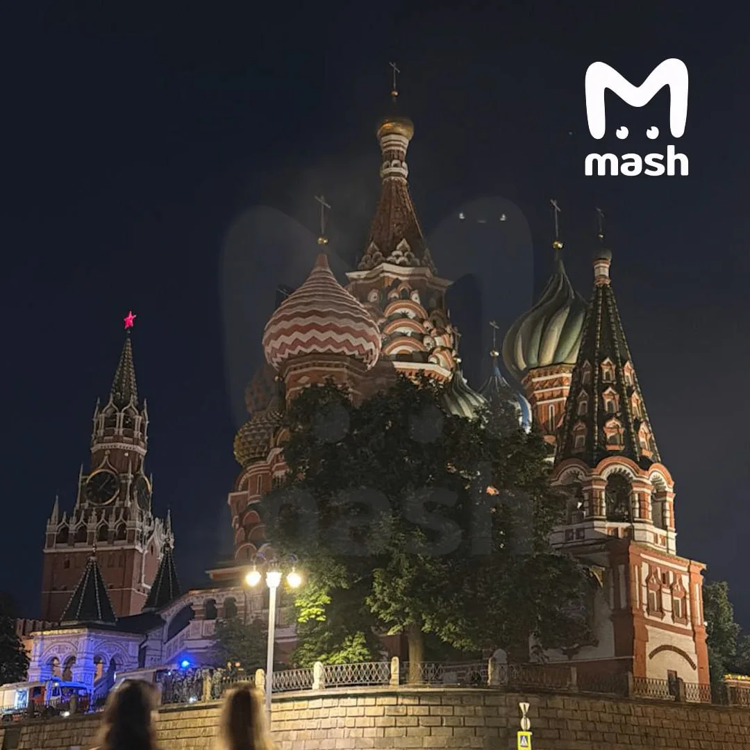 Задымление в храме Василия Блаженного в центре Москвы — по словам очевидцев, к месту приехали 10 пож