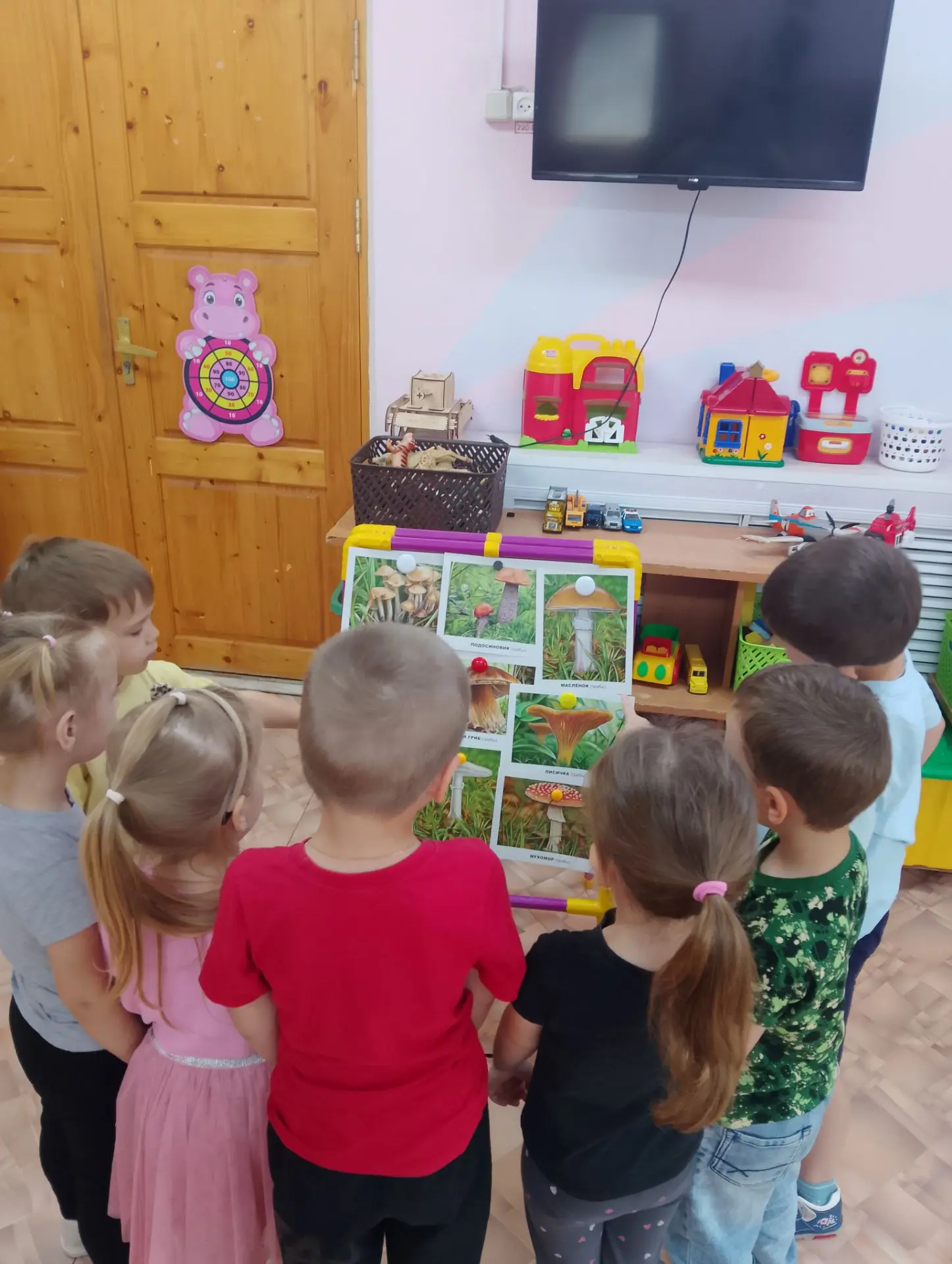 В рамках реализации региональной программы "Семья-это мы" в средне-старшей группе "Непо...