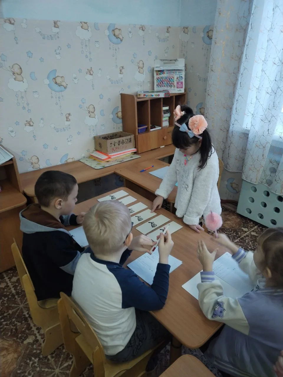 На занятии по формированию элементарных математических представлений учились составлять...