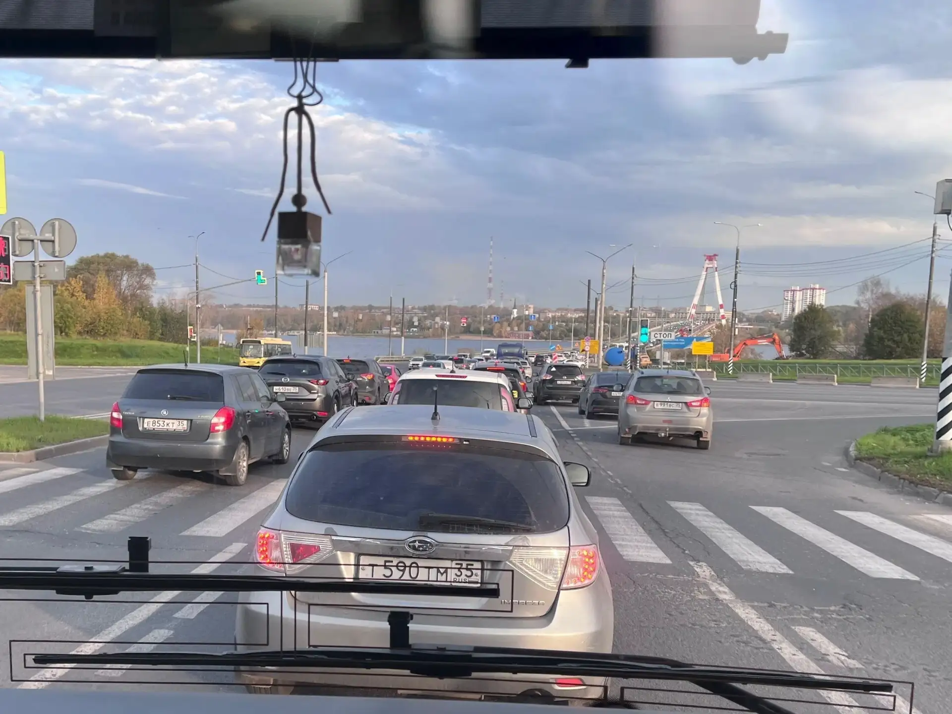 Пробка на Октябрьском мосту. Также движение затруднено на подъездах к переправе: улице ...