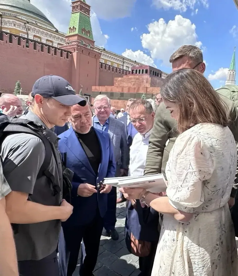 Наш «Китап» подарил книгу Дмитрию Анатольевичу Медведеву.