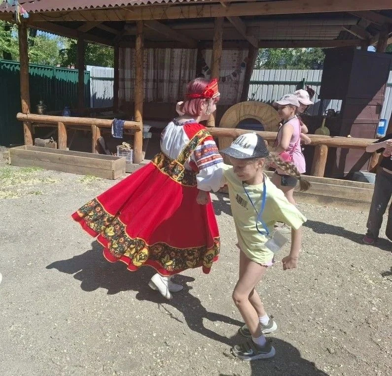 Ребята пришкольного лагеря побывали в гостях в центре "Изба русских забав". Интересная ...