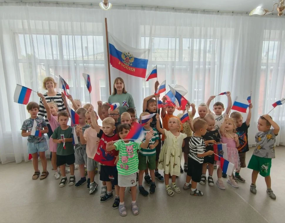 Сегодня отмечают День Российского флага 🇷🇺 #дружныеПчелки  поговорили о серьёзных вещ...