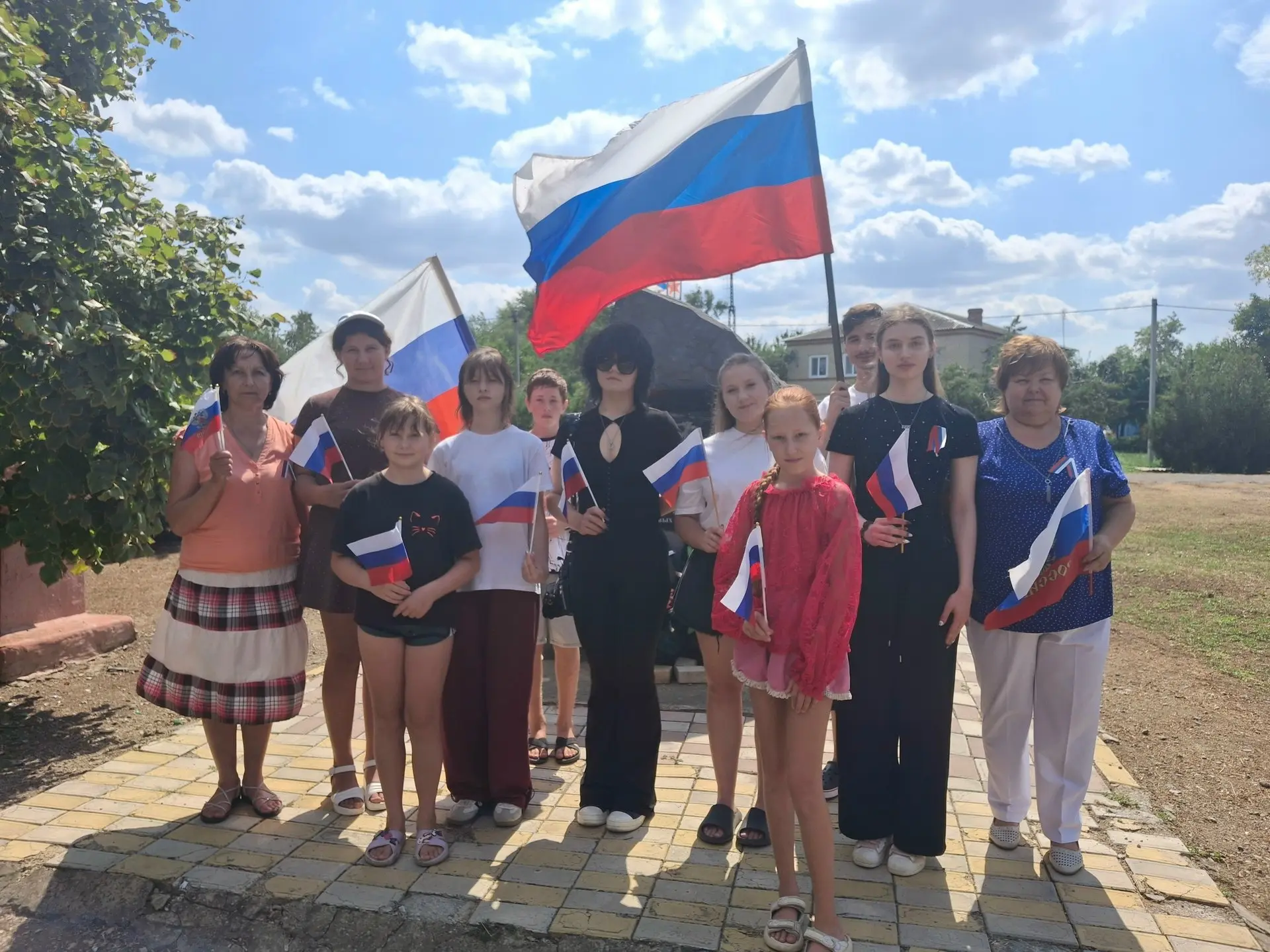 «Мы с гордостью несём Отчизны флаг»