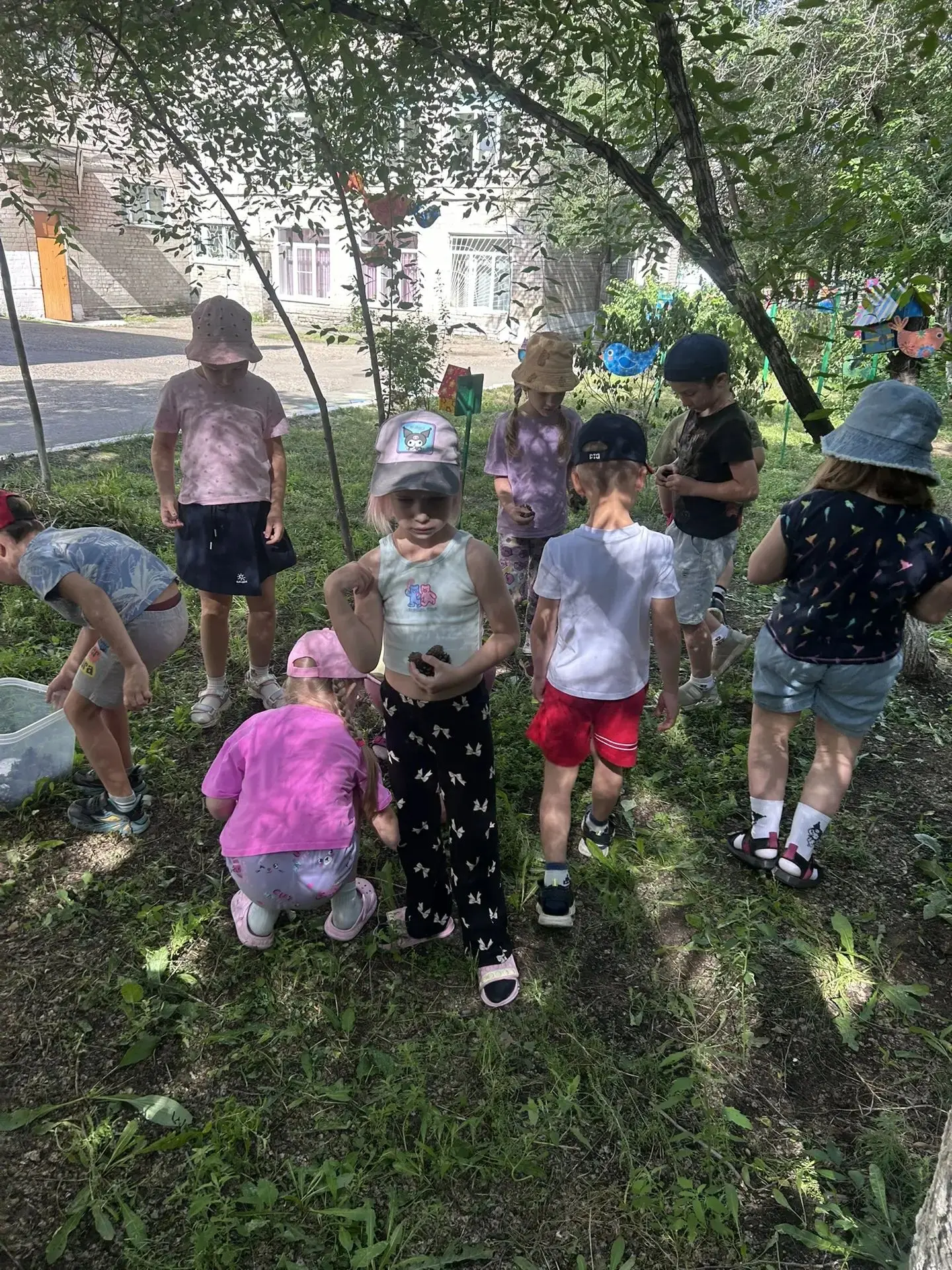 28 июля в 11 группе "Колокольчики" прошло занятие, которое было посвящено безопасности в лесу. Ребят