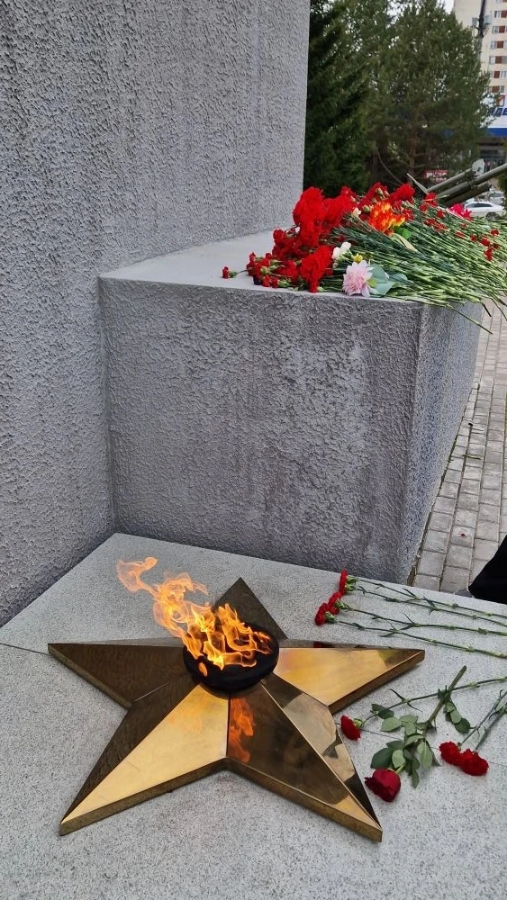 🌺 Память поколений.   8 мая учащиеся 4А и 4М классов приняли участие в торжественном и трогательном 