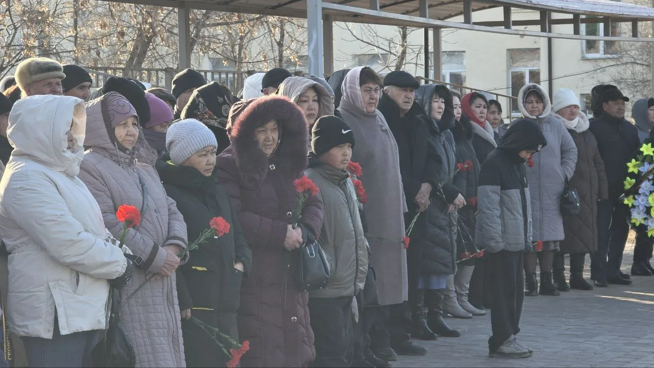 Память поколений: коллектив нашей школы на торжественном митинге 🇷🇺🎖  Сегодня, 23 февраля, в День за
