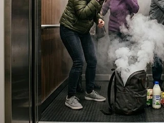 В одном из жилых домов Сургута в лифте у молодой женщины загорелся портативный аккумулятор. Происшес