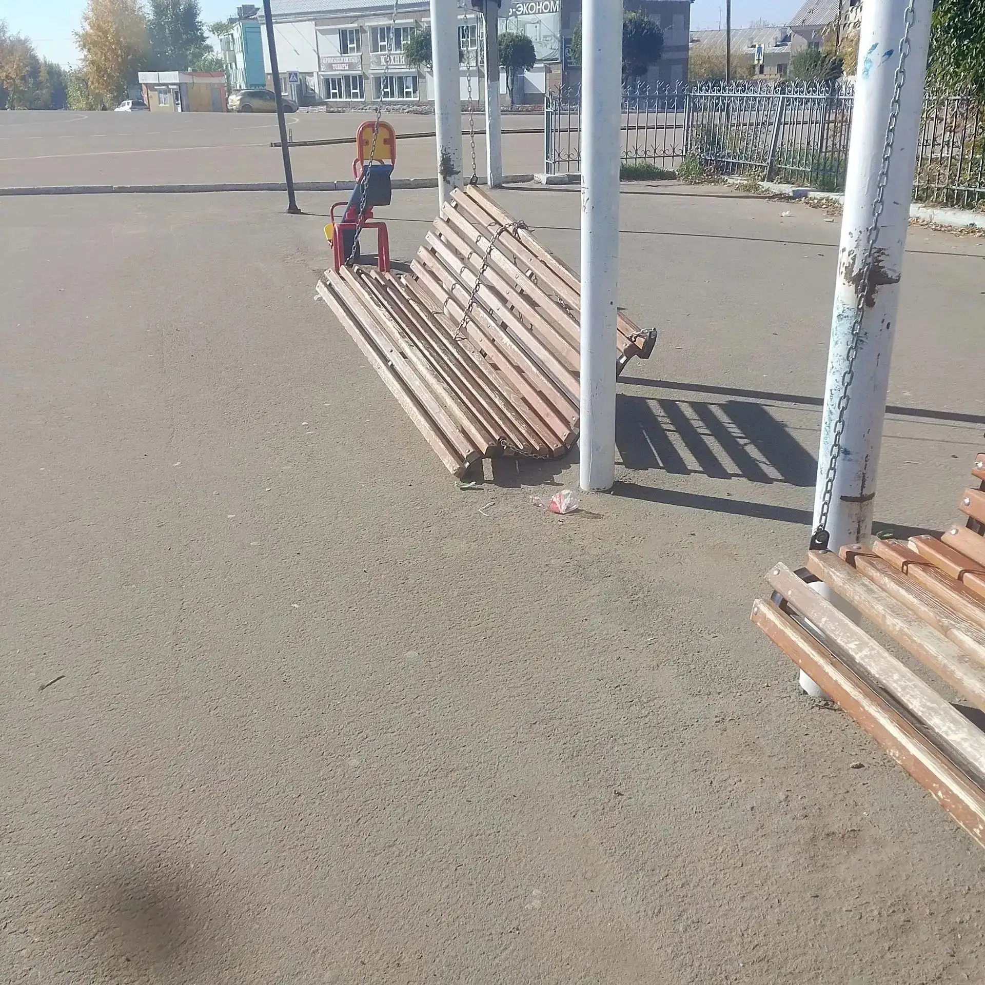 😅 Кажется, кто-то этой ночью немного перевесил на качелях! 🎢 Цепи не выдержали и реши...