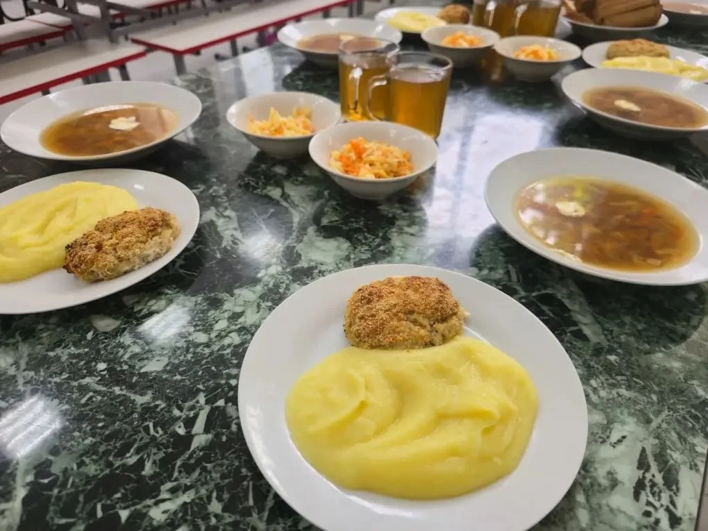 В столовой школьного лагеря детей встречает вкусная, свежая и горячая еда. Мы выбираем ...
