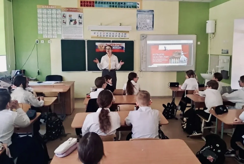 В мире искусства🎭  📌Утро понедельника по доброй традиции началось с торжественной линейки, церемонии