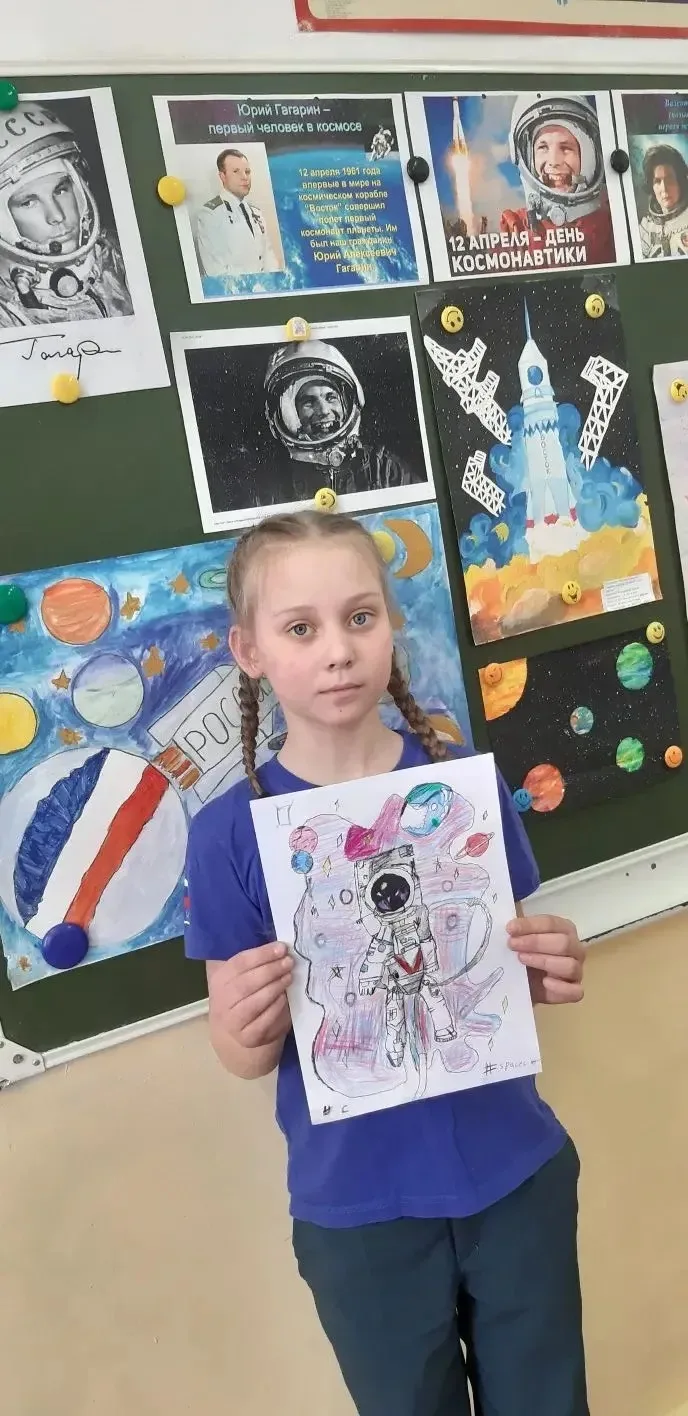 🚀 По космическим просторам с #МОУСШ81!  12 апреля — День космонавтики, и наши юные ученики начальной