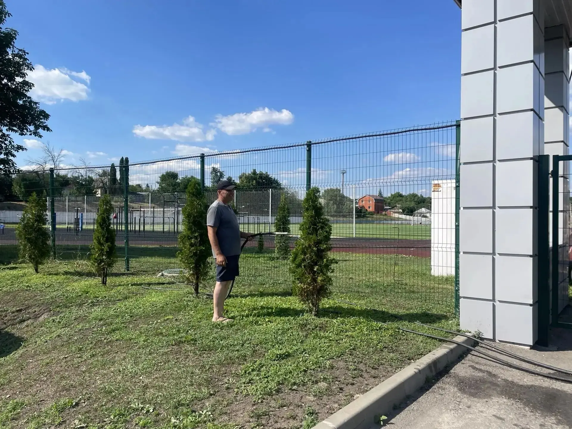Пока город просыпается, наши сотрудники уже ухаживают за территорией ФОКа ⛲🌳