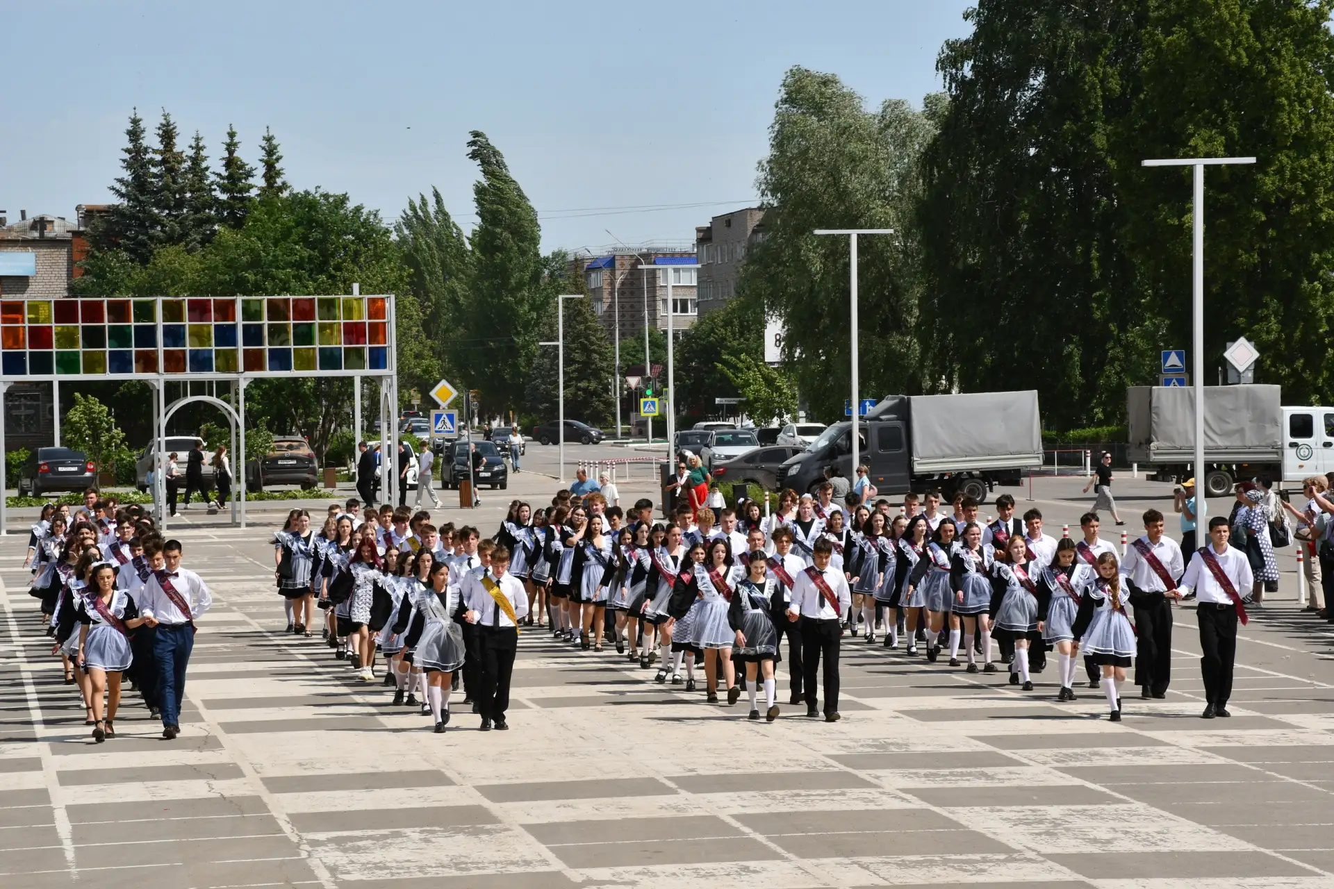 В добрый путь, выпускники!  Белые рубашки, нарядные платья, красные ленты, банты и шарики… Сегодня т