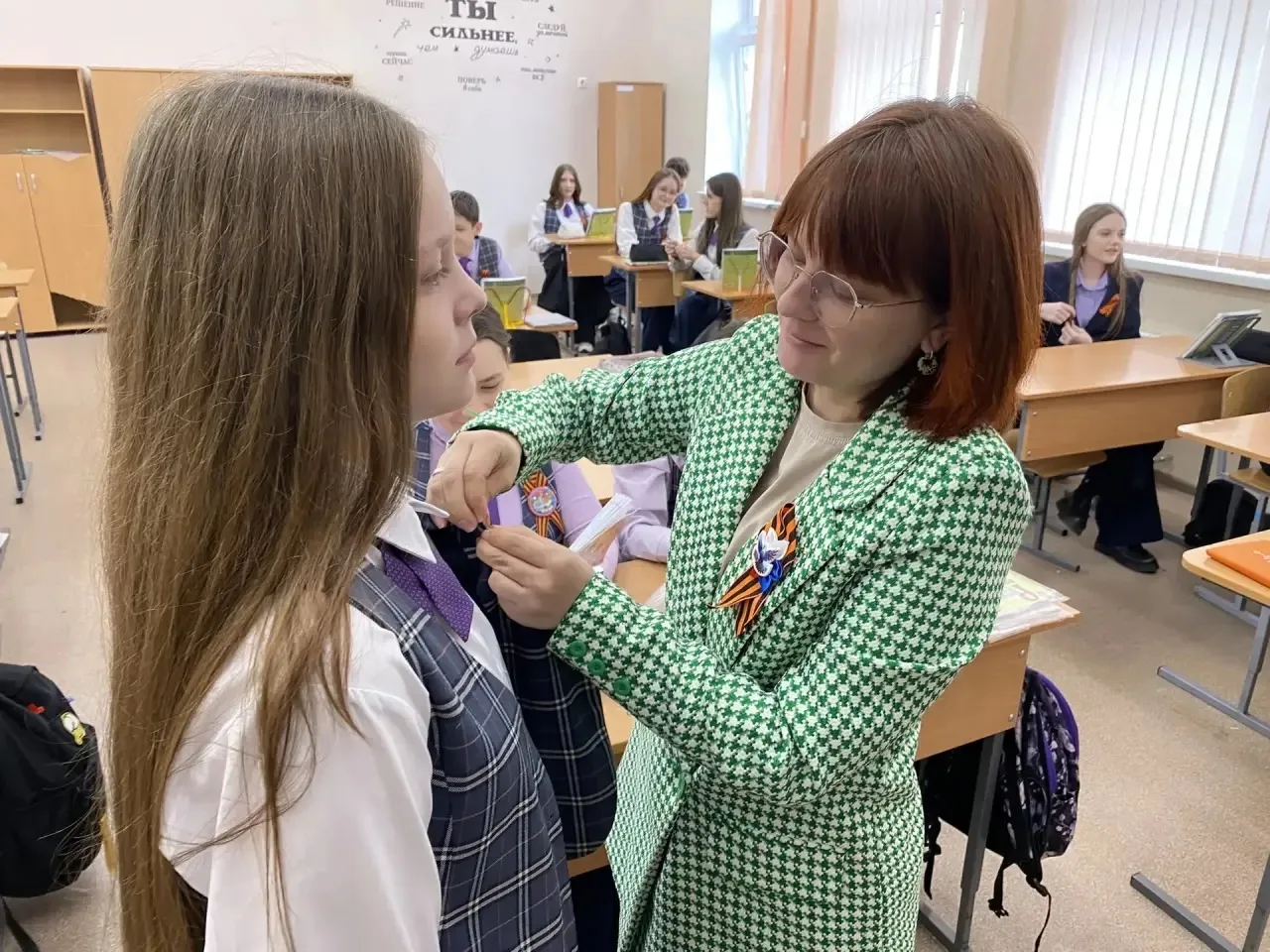 🕊️ Чëрно-оранжевый цвет — это не просто дизайн. Это история, написанная огнём и дымом сражений.  Сег