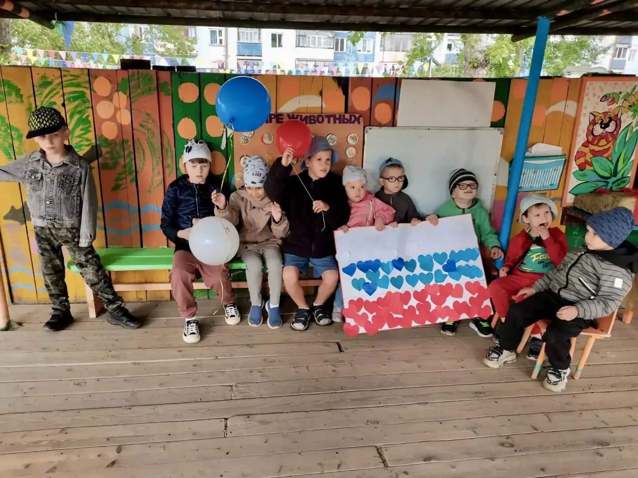 🇷🇺 В группах "Теремок" и "Шалунишки" ребята сделали своими руками браслеты из бумаги ...
