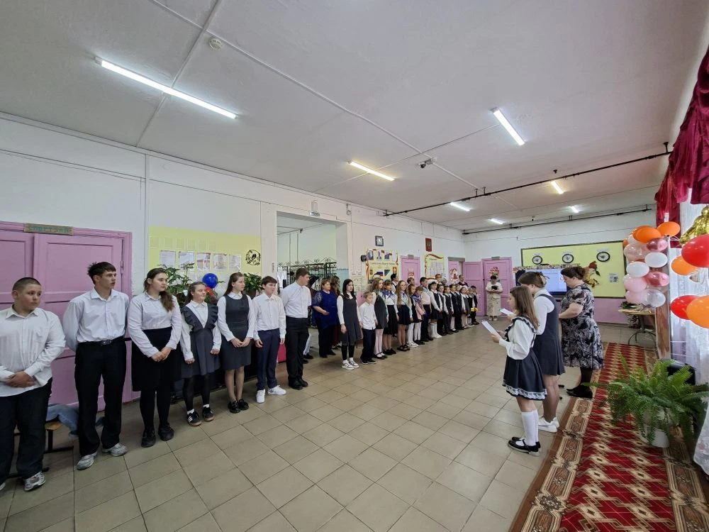 Сегодня для наших девятиклассников прозвенел Последний звонок 🎓 

Вот и пролетели девять лет. Кажет