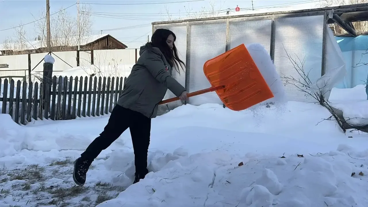 СНЕГА В ГОРОДЕ ЕЩЁ ПРЕДОСТАТОЧНО.  Тепло на улицах Якутска означает только лишь одно - красивая солн