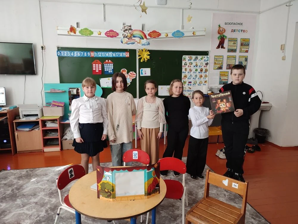 В Полозаозерской школе сегодня царила атмосфера творчества и доброты! Ученики 1 и 3 классов с большо