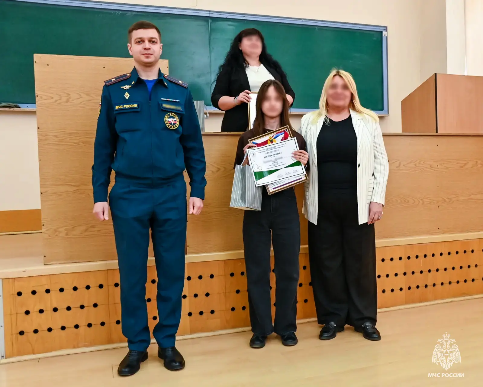 Сотрудники МЧС России наградили победителей олимпиады по безопасности жизнедеятельности  В Мелитопол