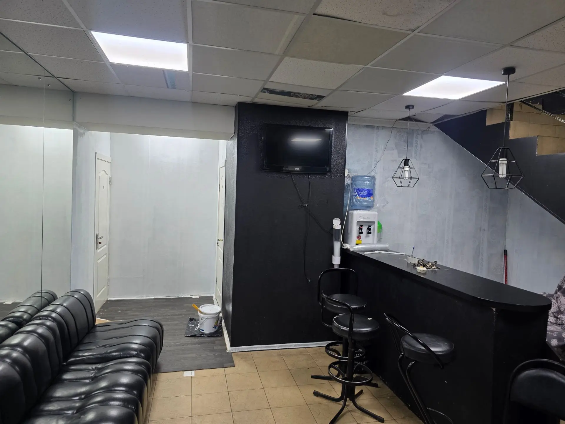 Сегодня ночевала в офисе. Началась покраска в белые стены. Вечером будем переносить зер...