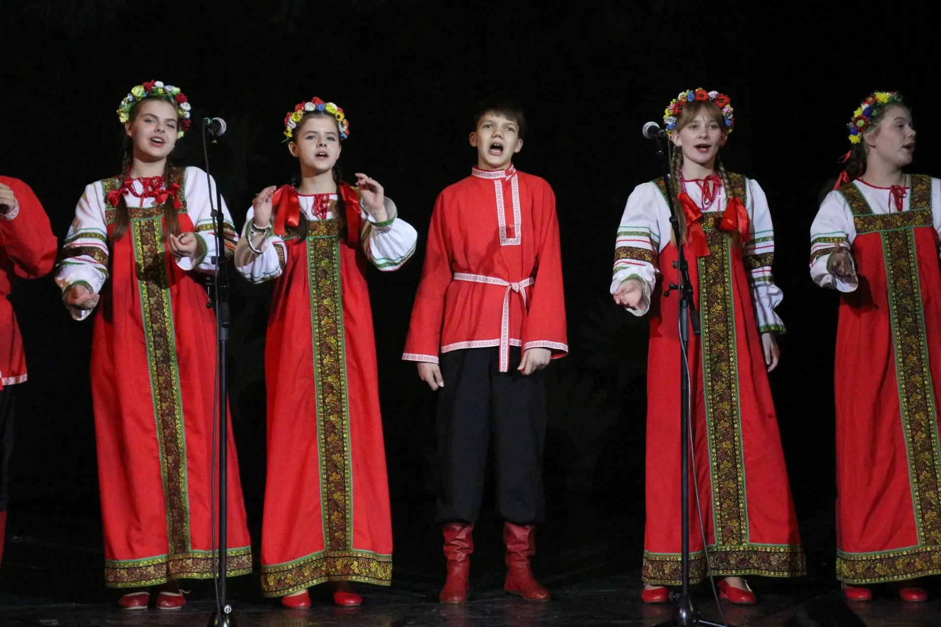 30 лет творчества, да припеваючи! 🎼   В ДК «Сокол» прошел юбилейный концерт образцового ансамбля нар