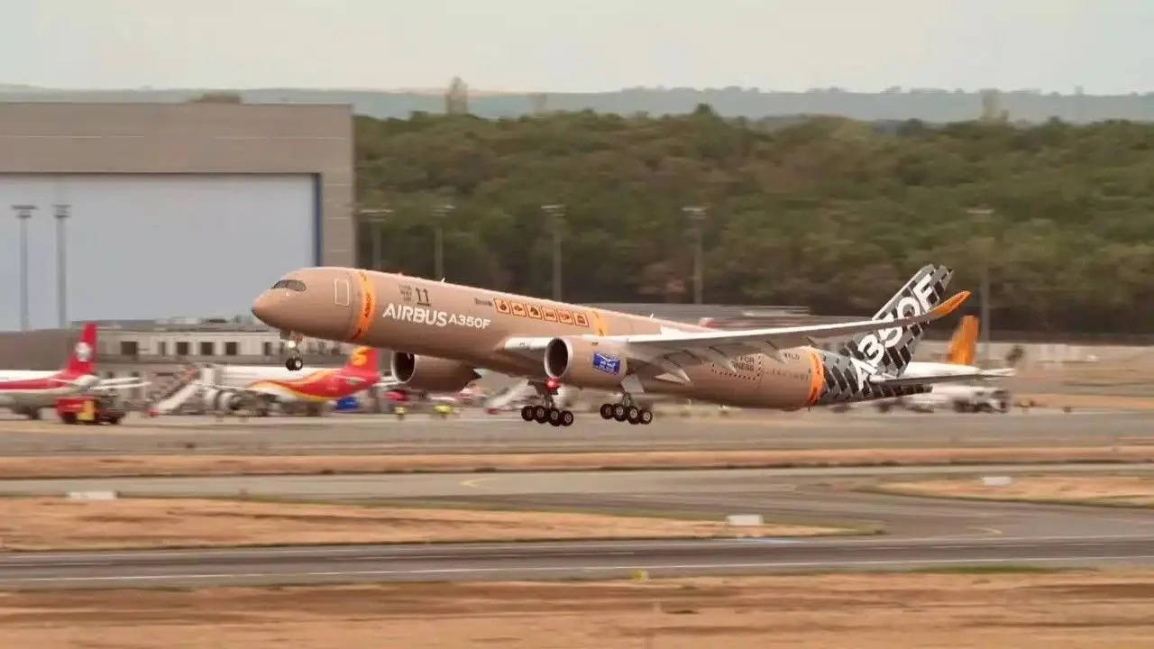 ✈ Новый грузовой самолет Airbus A350F совершил первый испытательный полет во французско...