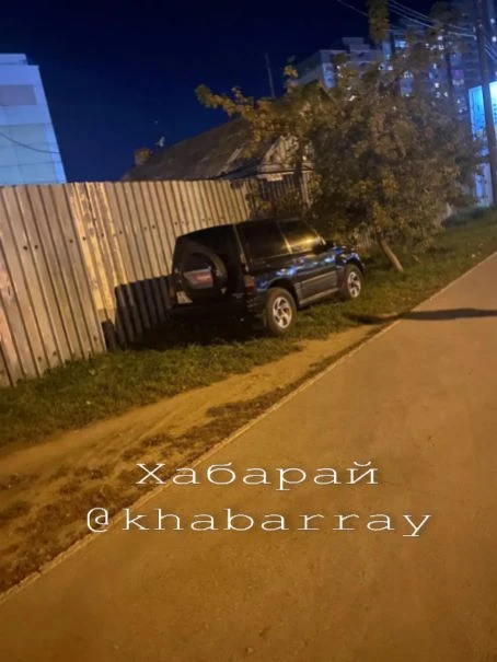 Припарковался на газоне
