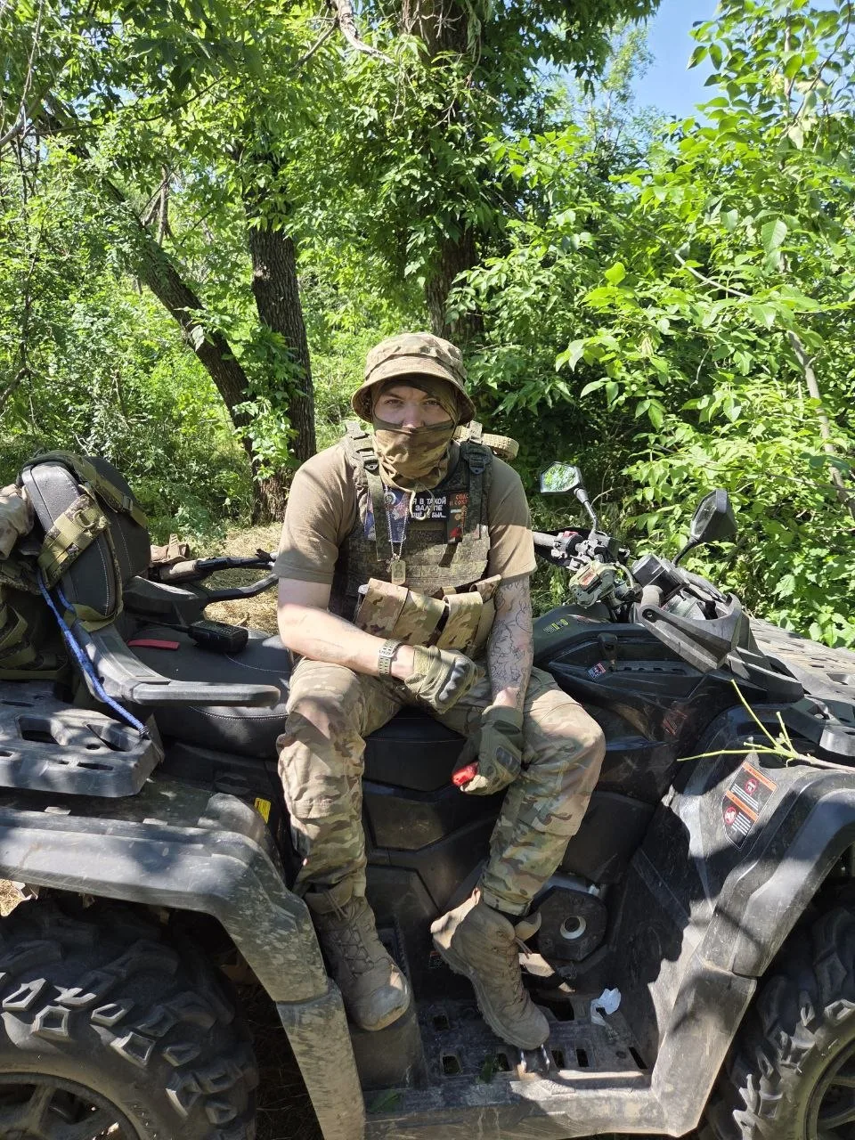Доброе утро и хорошего всем дня.

На фото подписчик канала. Надеюсь взять у него интервью.

Бойцу уд