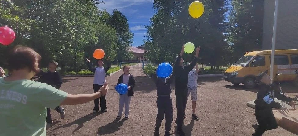 Сегодня отмечается «Международный день защиты детей» и в нашей школе советник директора...