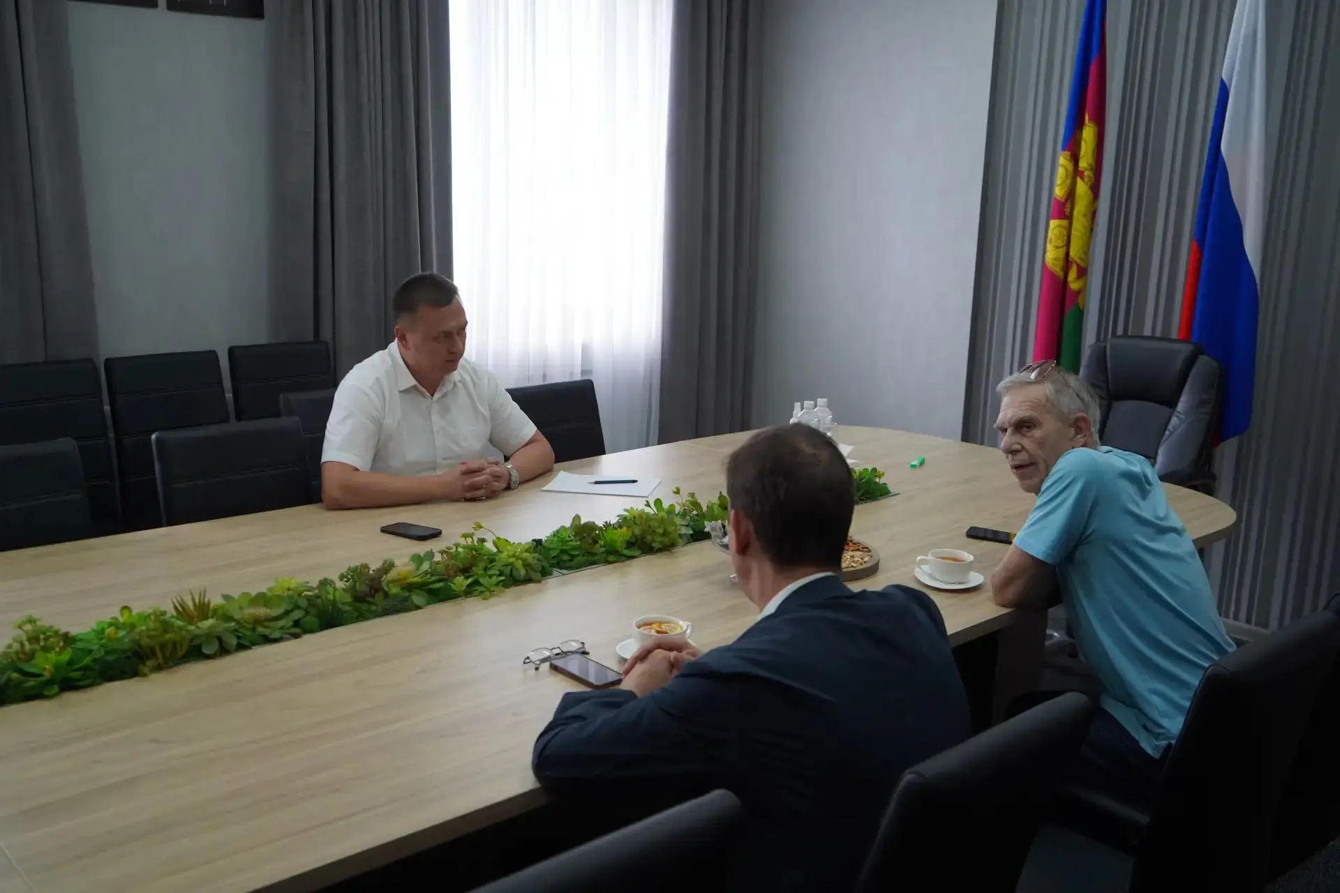 После посещения завода «Кубаньмаш» организовал встречу руководителей двух промышленных ...