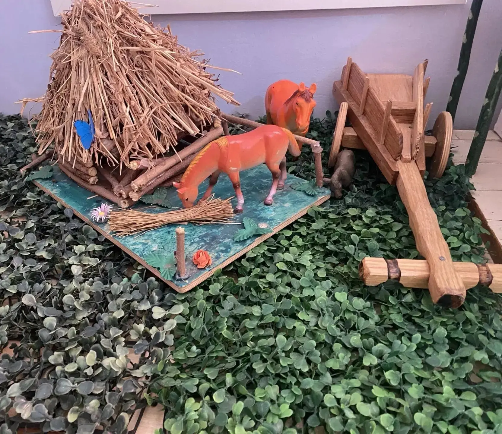 День лошадки 🐴

Века с человеком живет по соседству,
Как верный и преданный друг помогает,
А он о н