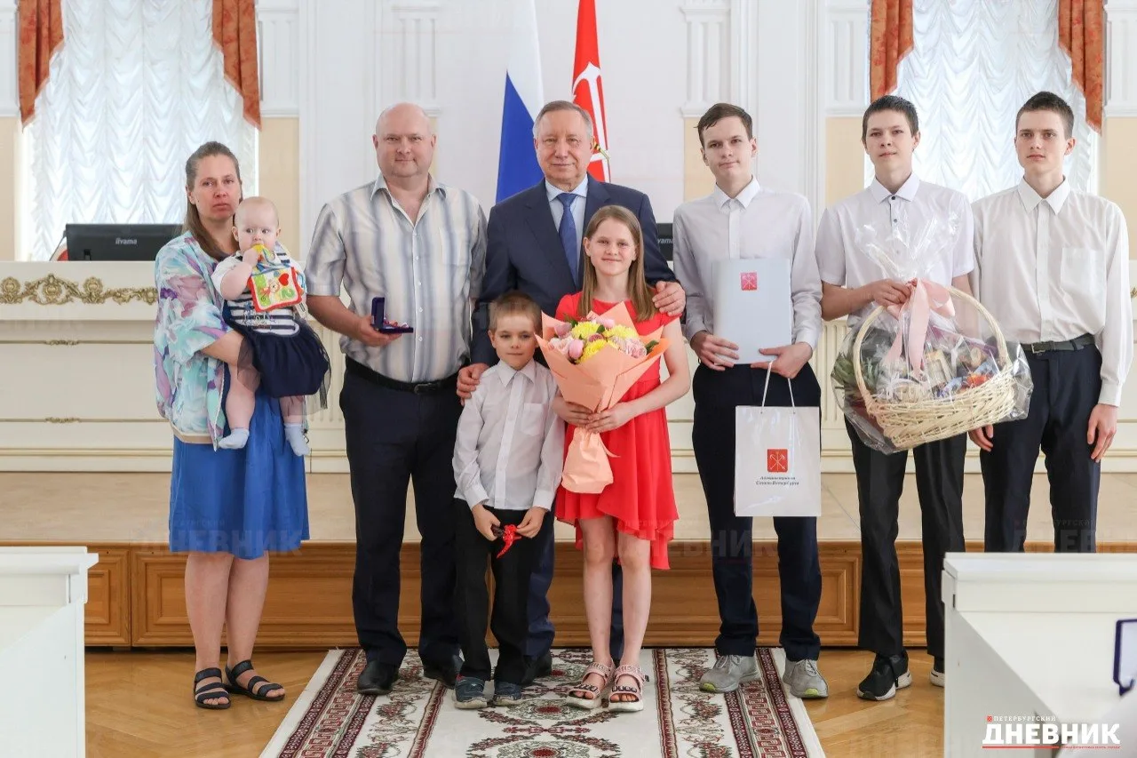 🚐 Многодетным семьям Петербурга подарили 26 новых микроавтобусов