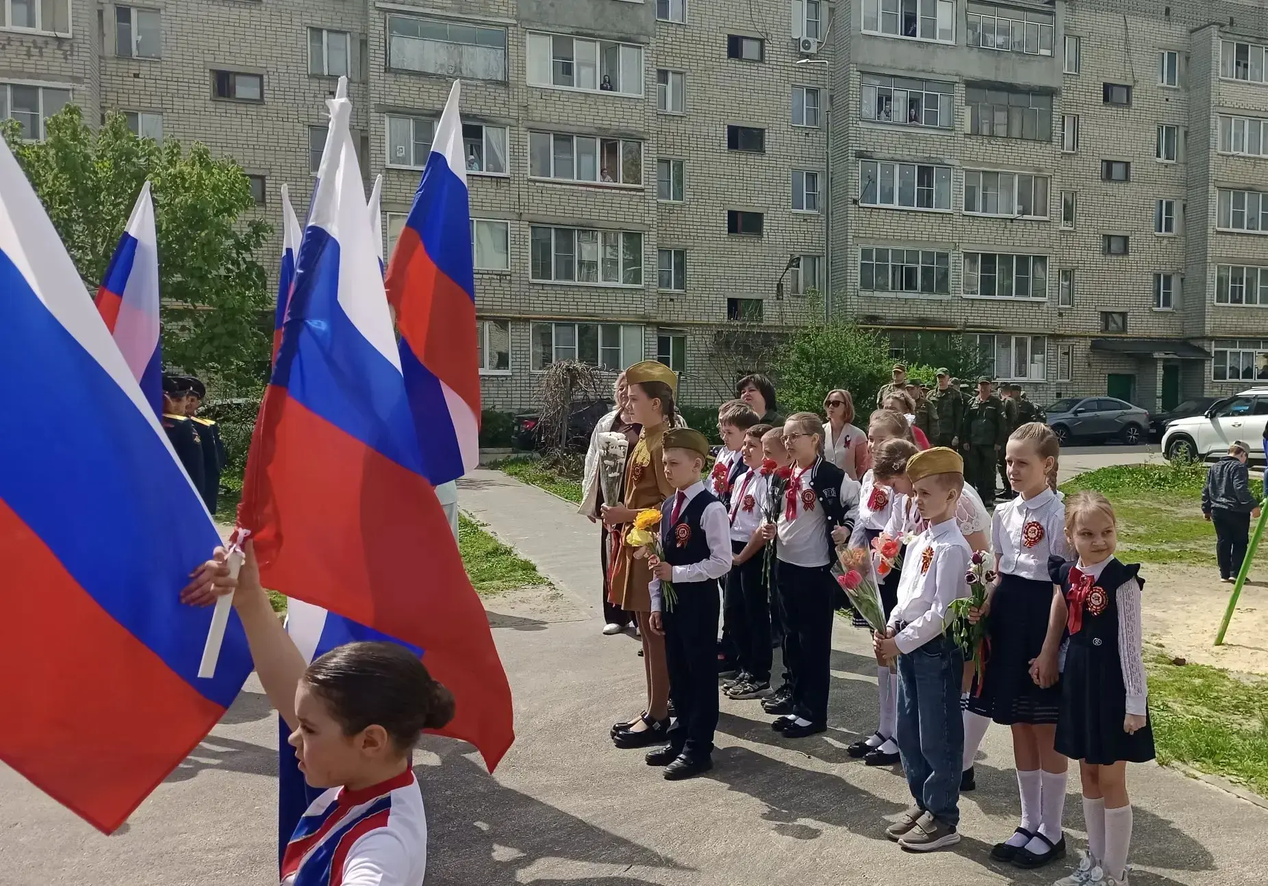 🎖9 мая ученики 3З и 3Г классов приняли участие в поздравлении с Днём Победы ветерана Великой Отечест