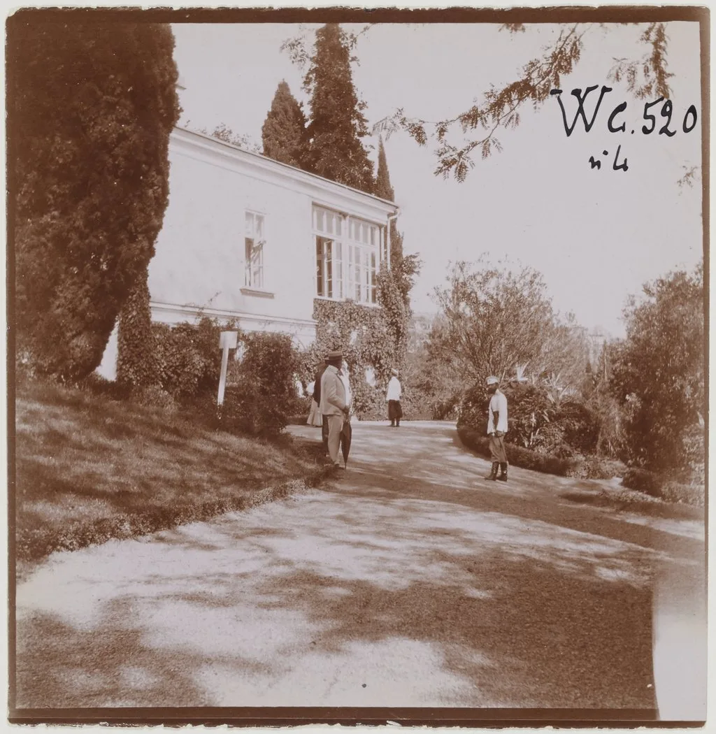На фотографии, созданной Жозефом де Баи в 1894-1895 годах, запечатлён Крым с его неповт...