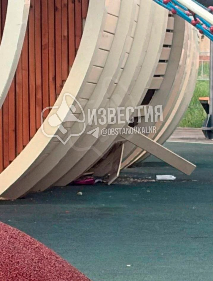 🤯 Дети играются с оторванными досками на новой детской площадке в Краснодоне