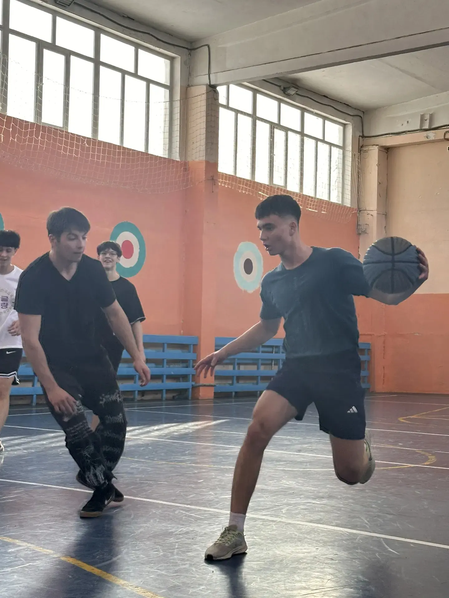 🏀В втором корпусе прошла товарищеская встреча по баскетболу среди учеников 10 класса и выпускников н