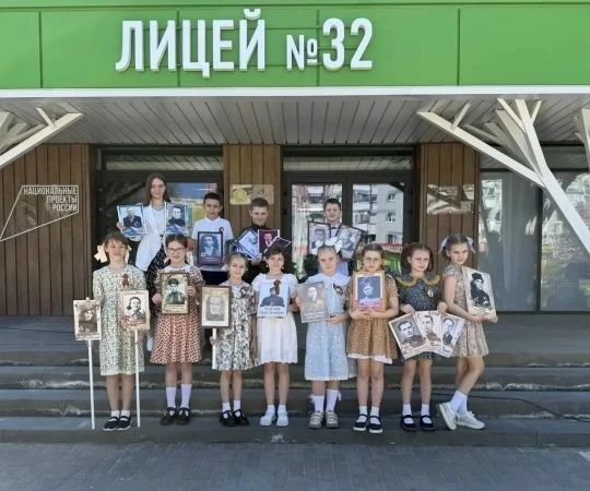 Ученики 3В класса с гордостью приняли участие в акции «Бессмертный полк». В руках — портреты родных,