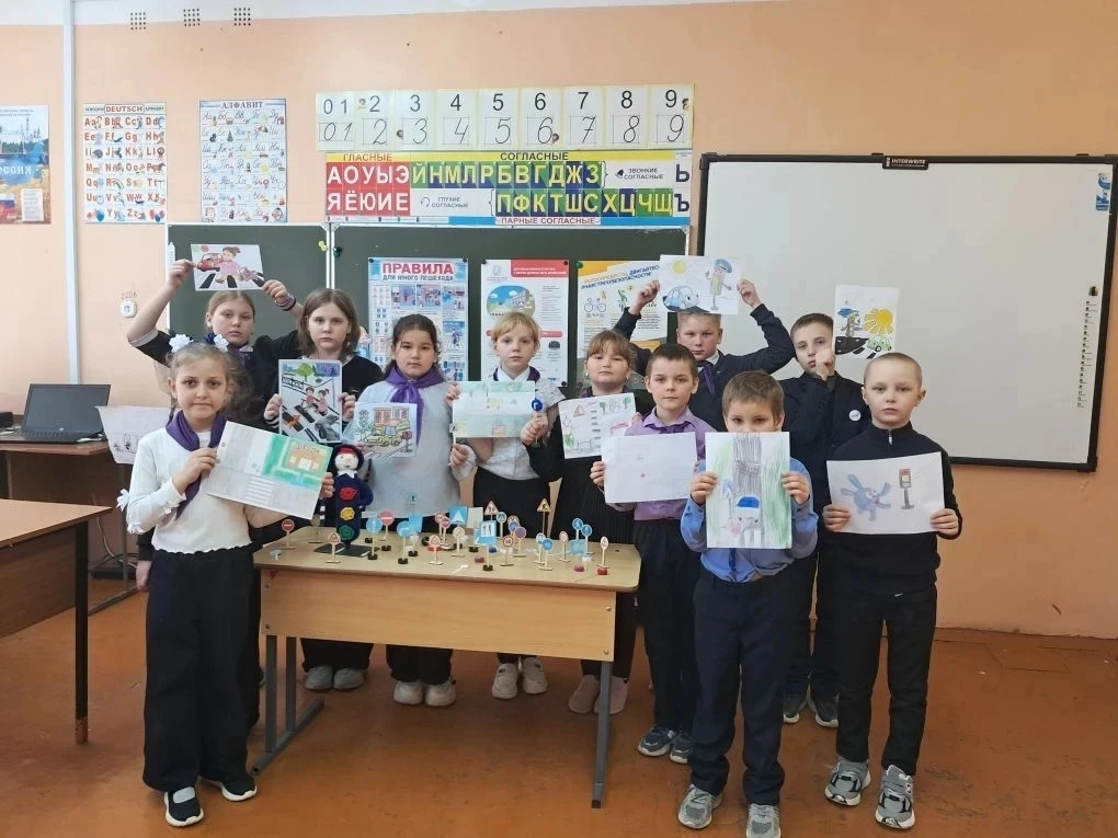 Сегодня в нашей школе советник директора по воспитанию и активисты Движения Первых пров...