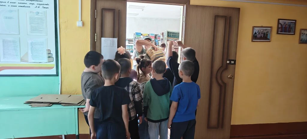 В рамках летней трудовой практики ребята помогли школьной библиотеке подготовиться к ре...