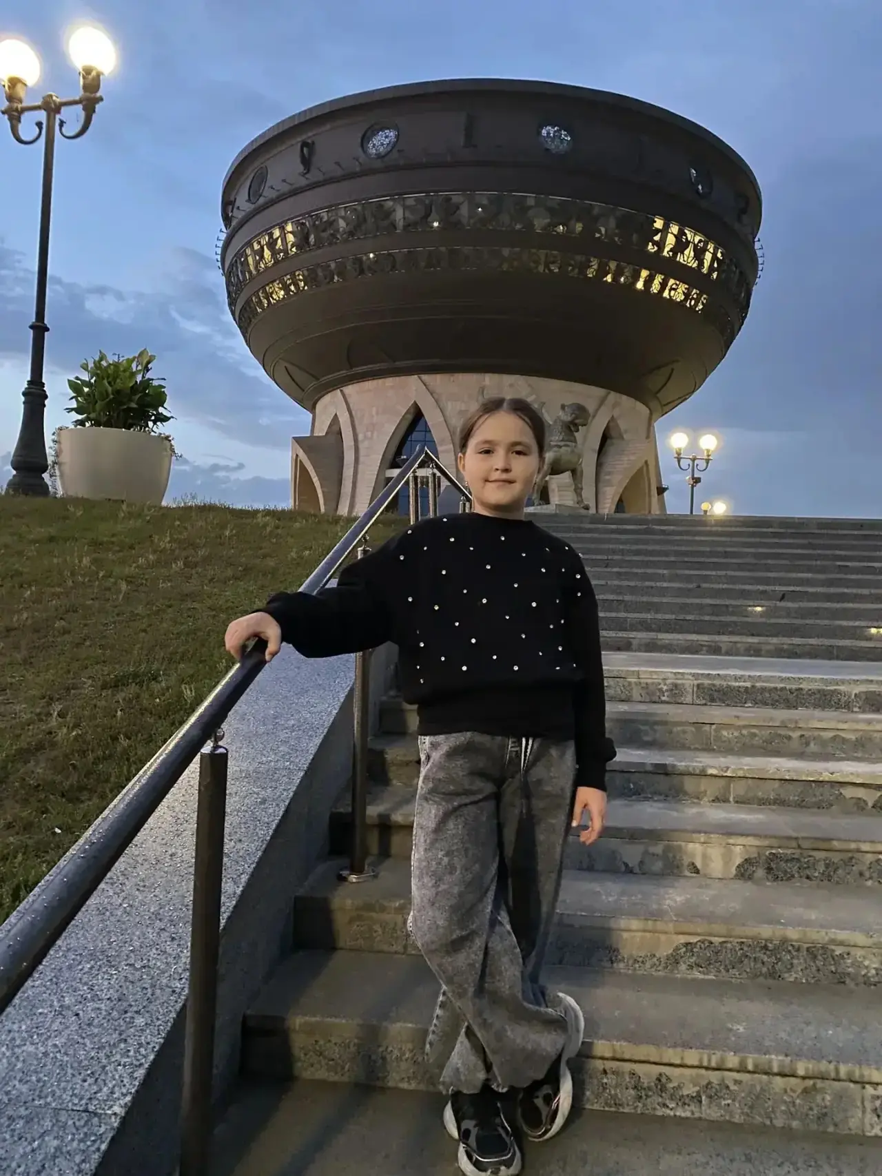 Элина Фазлиева из 3 «В» класса летом побывала в Казани. Вместе с семьёй она посетила Ка...