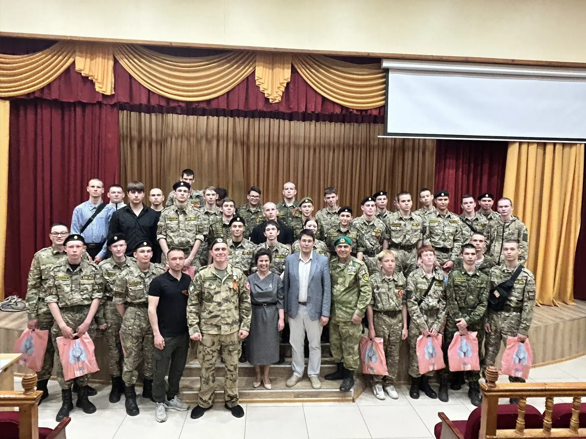 🇷🇺Честь имеем: в НПК прошло вручение черных беретов кадетам «Каскада»