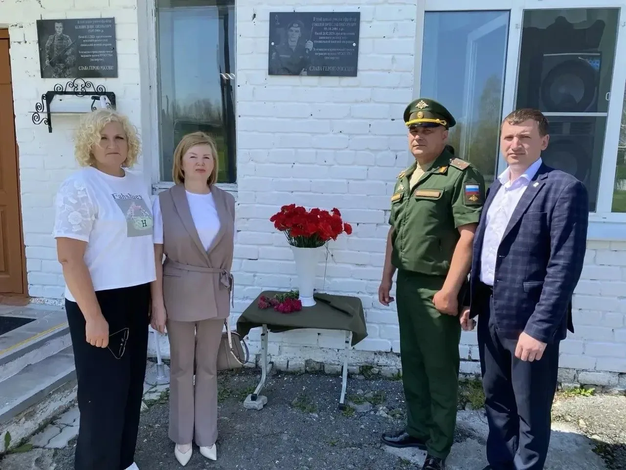 Память о герое: депутаты Думы округа приняли участие в открытии мемориальной доски кавалеру Ордена М