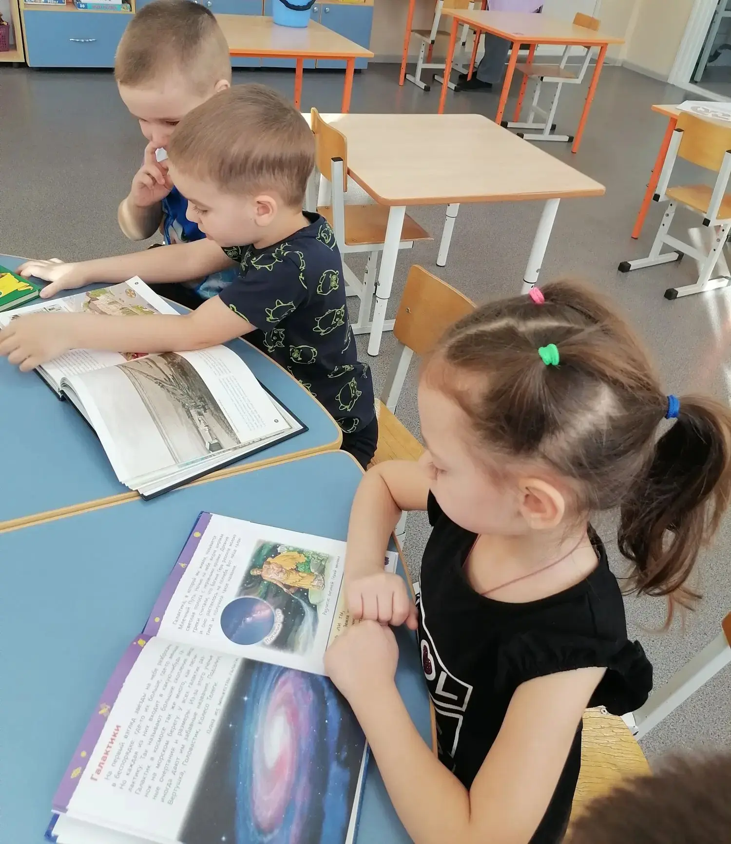 Тает снег, клокочут воды,