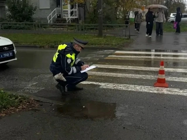 Сотрудники Госавтоинспекции проводят проверку по факту наезда на несовершеннолетнего пе...